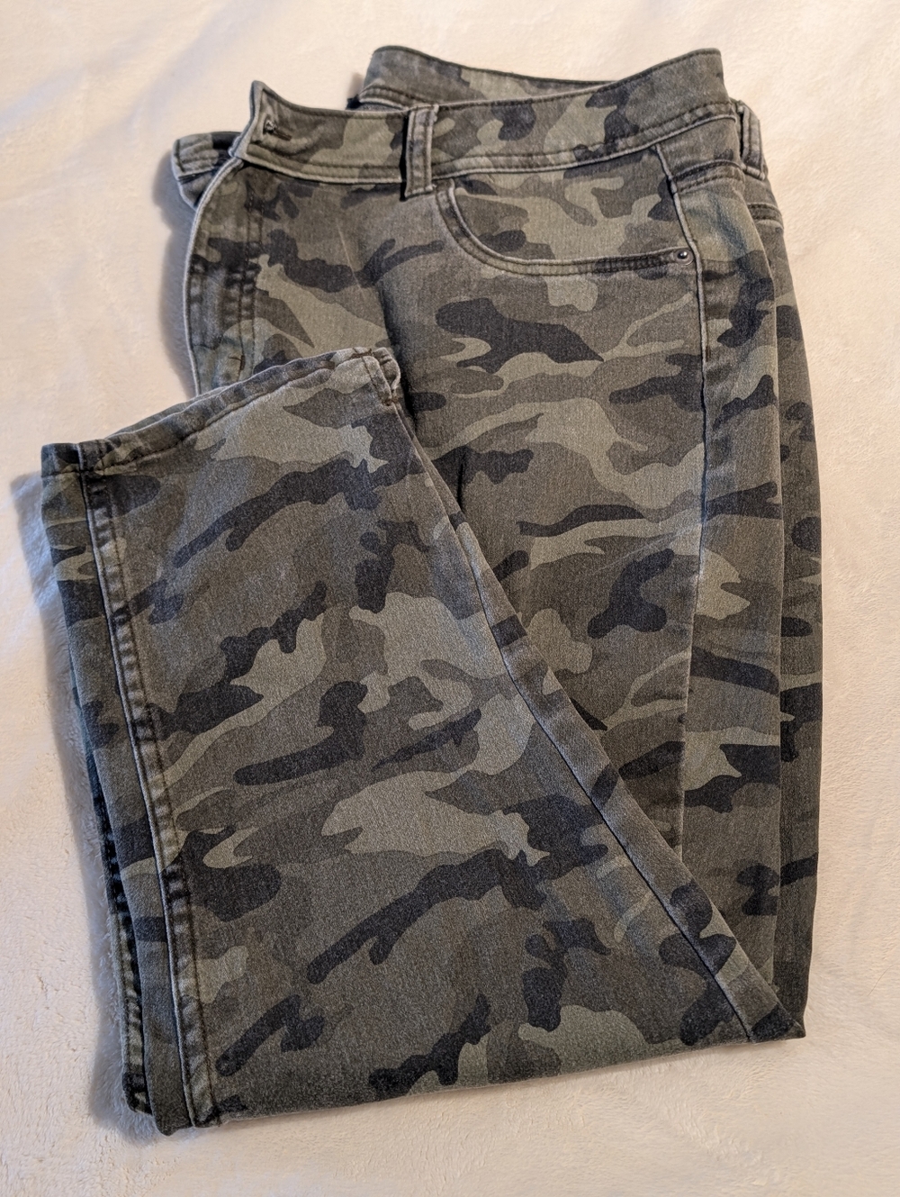 Camo Skinny Capris - Green & Black. Size 16